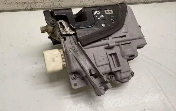 Volkswagen PASSAT B7 Front door lock 3C1837015A