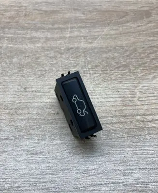 BMW 5 E39 Tailgate/boot open switch button 8365579