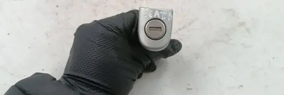 Volkswagen Golf IV Front door lock (next to the handle) 