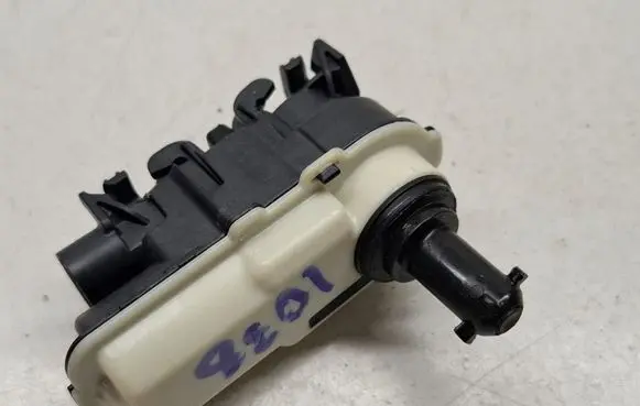 BMW 5 G60 G61 Fuel tank cap lock motor 9447698