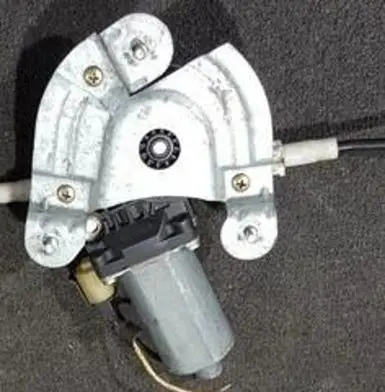 Renault Megane I Front door window regulator motor 0130821721