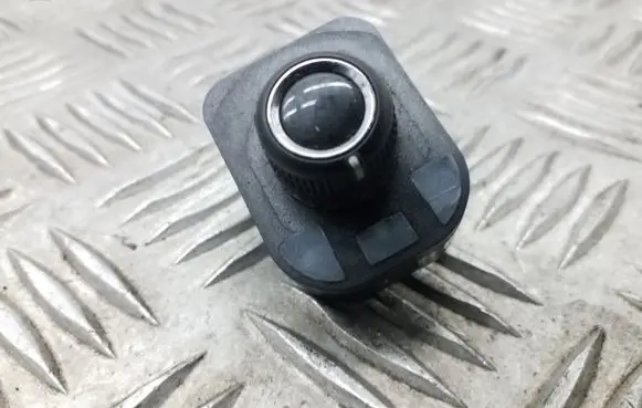 Wing mirror switch