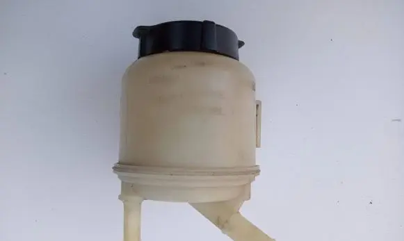 Infiniti G35 Power steering fluid tank/reservoir