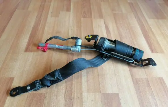 Volvo XC70 Front seatbelt 30734732