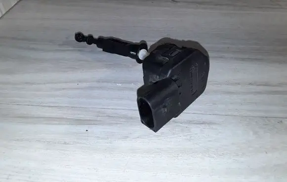 Mercedes-Benz E W211 Headlight level adjustment motor A0008201608