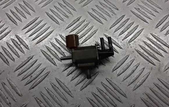 Mitsubishi Lancer Vacuum valve K5T48272