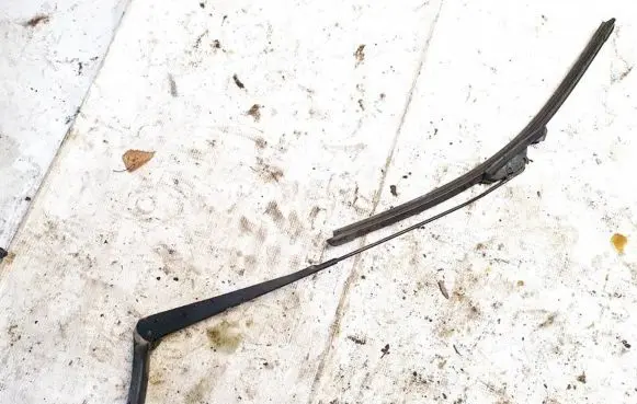 Front wiper blade arm