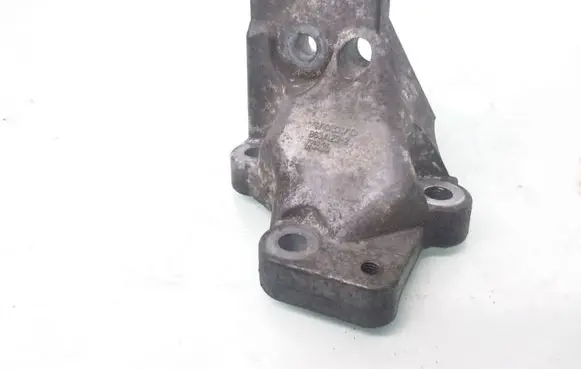 Volvo V70 Engine mounting bracket 8634123