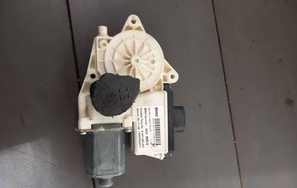 BMW X3 E83 Rear door window regulator motor 69259652 S007083007
