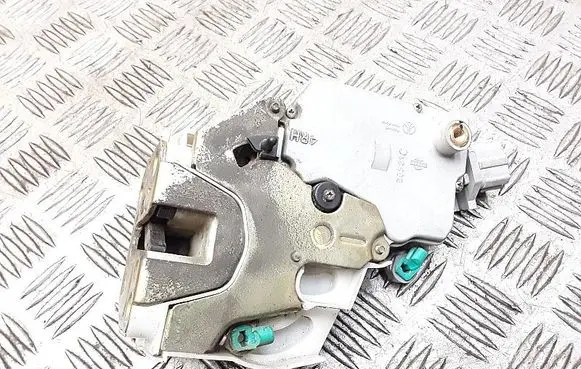 Nissan Primera Rear door lock b0521c