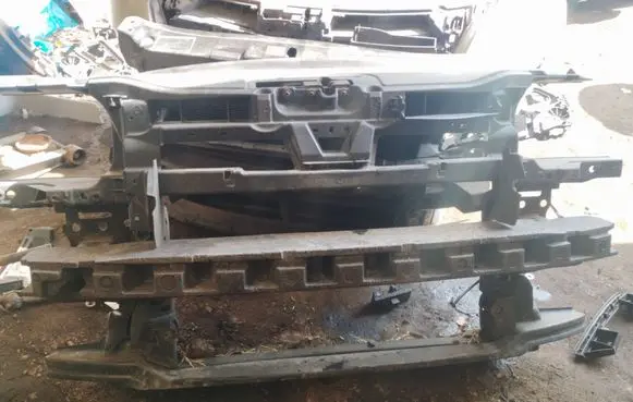 Volkswagen Touran I Radiator support slam panel