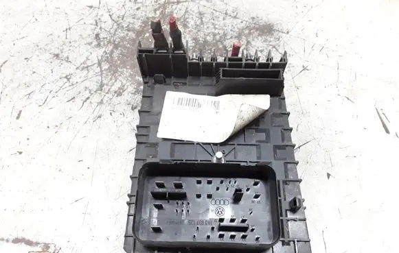 Volkswagen Touran I Fuse module 017181301
