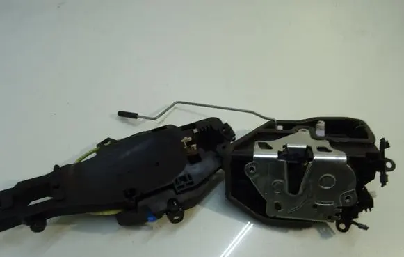 BMW X3 F25 Front door lock 7318423 7331739
