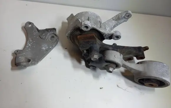 Honda Civic Engine mounting bracket