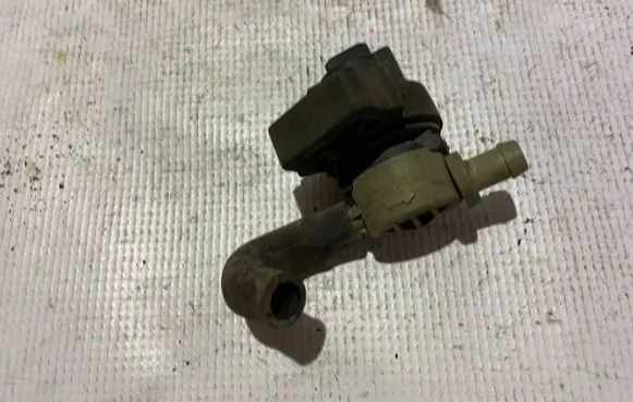 Mercedes-Benz SLK R171 Turbo solenoid valve a0004701693 0004701693