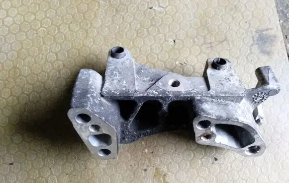 Citroen C4 I Engine mounting bracket 9645382880