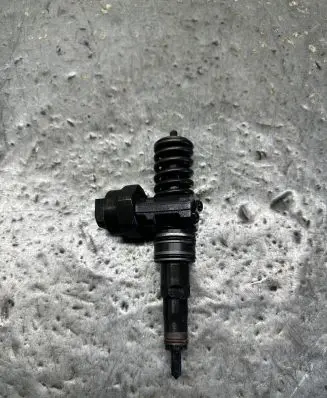 Audi A4 S4 B5 8D Fuel injector 038130073F