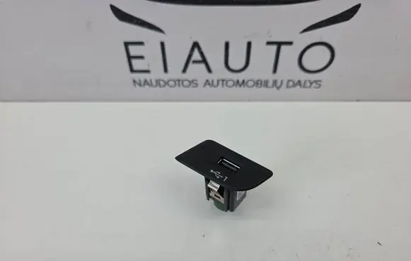 Audi Q2 - USB socket connector 81C035726 319010152095