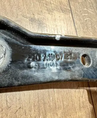 Tailgate/trunk/boot hinge