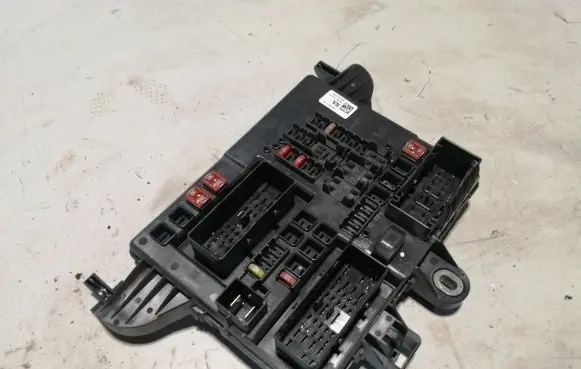 Opel Insignia A Fuse module 13277317