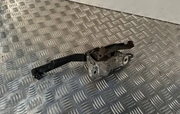 Volvo V60 Engine mount bracket 30748173