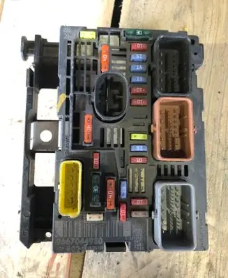 Peugeot 407 Fuse module 9667044980