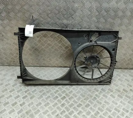 Radiator cooling fan shroud