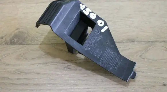 Volvo V50 Front bumper mounting bracket 30678482