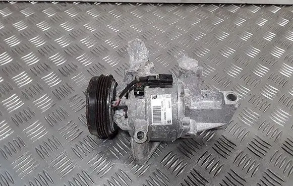Renault Sandero II Air conditioning (A/C) compressor (pump) 926000287R
