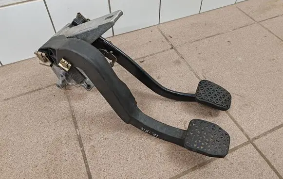 BMW 3 E36 Pedal assembly 1158993