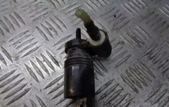 Nissan Primera Windscreen/windshield washer pump