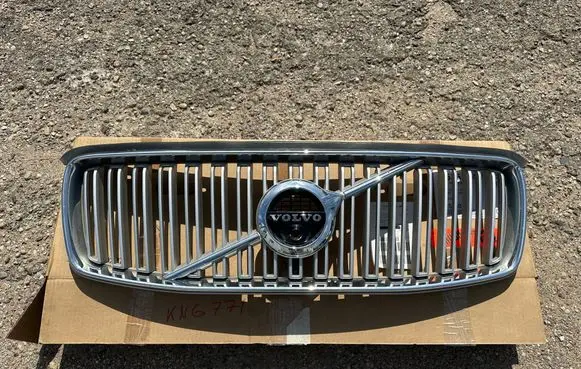 Volvo XC90 Front bumper upper radiator grill