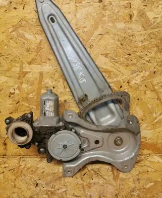 Toyota Avensis T270 Front door window regulator motor 8570102010 961920100 AV2621004330