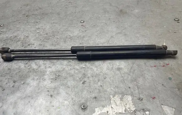 Volkswagen PASSAT B6 Tailgate/trunk strut/damper 3C9827550A