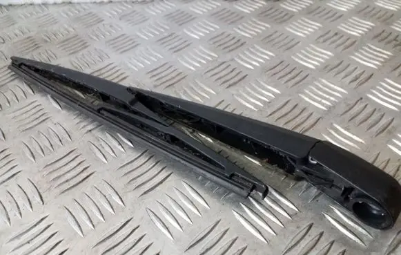 Rear wiper blade arm