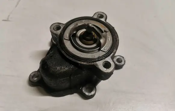 Thermostat/thermostat housing