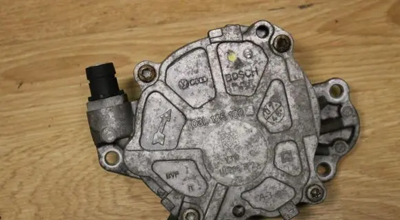 Volkswagen PASSAT B6 Vacuum pump 03L145100