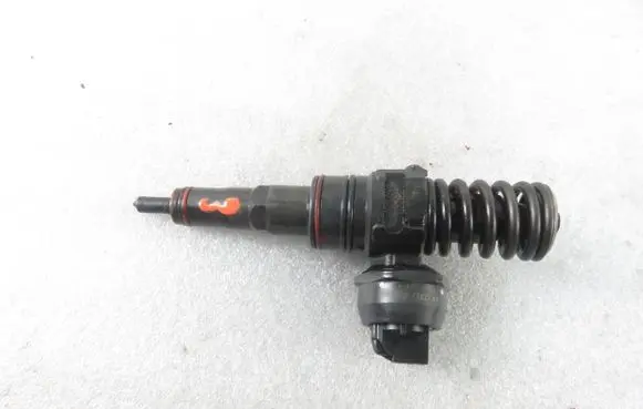 Volkswagen Golf IV Fuel injector 0414720037 038130073AJ