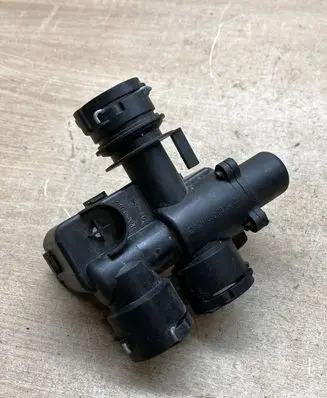 Mercedes-Benz E W211 Coolant heater control valve 2118320584