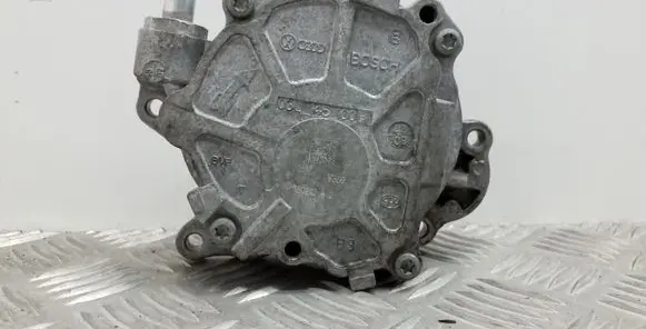 Audi A4 S4 B8 8K Vacuum pump 03L145100F