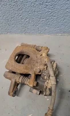 Nissan Qashqai Rear brake caliper