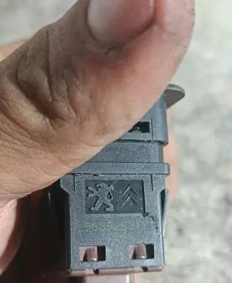 Passenger airbag on/off switch