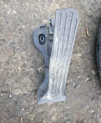 Accelerator throttle pedal