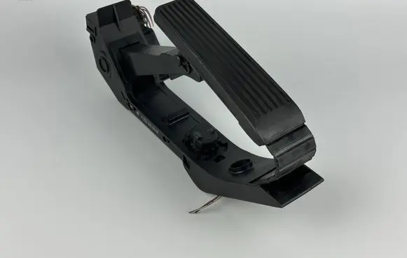 Mercedes-Benz C W203 Accelerator throttle pedal A2033000504 2203010001 A2203010001
