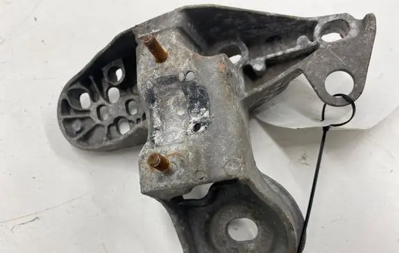Audi A4 S4 B7 8E 8H Engine mounting bracket 8E0199151F