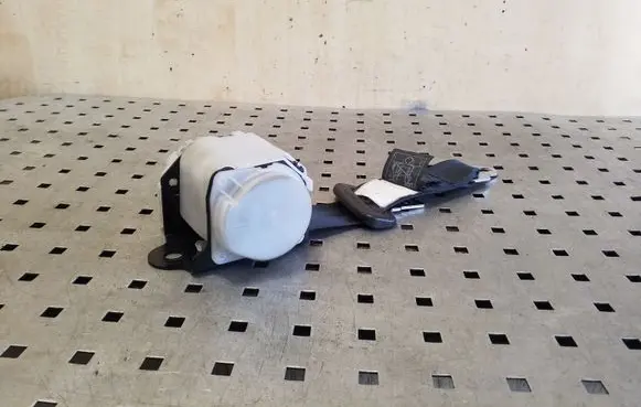 Middle seatbelt (rear)