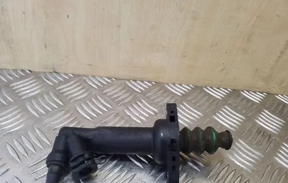 Clutch slave cylinder