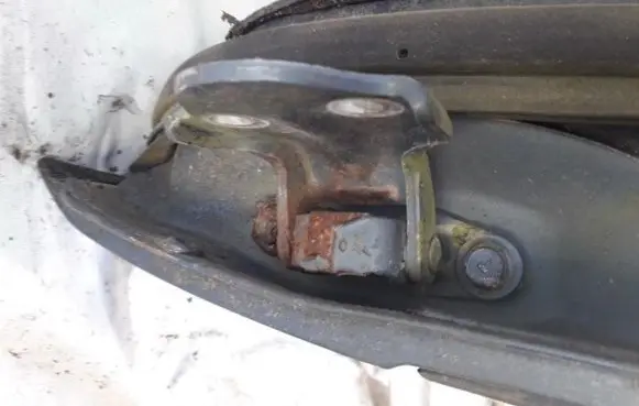 Mitsubishi Lancer Rear door lower hinge