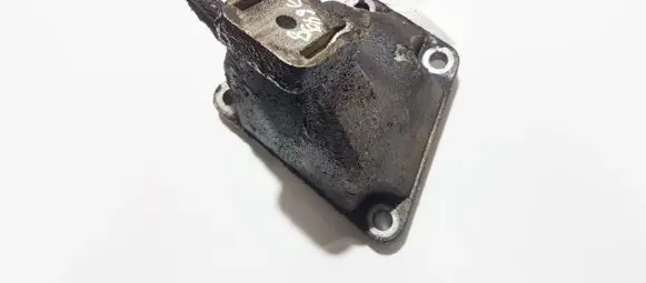 Engine mounting bracket