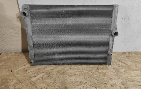 BMW 7 F01 F02 F03 F04 Coolant radiator 7570094 P3250003